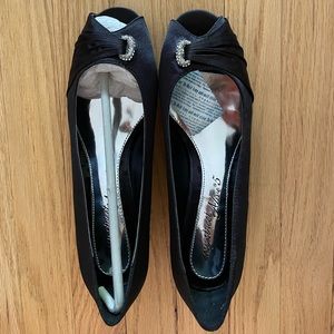 NWOT Easy Street Alive 5 Black Peekaboo Heels